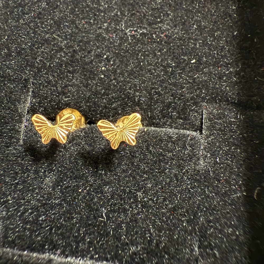 18k Gold Butterfly Earrings .85gram